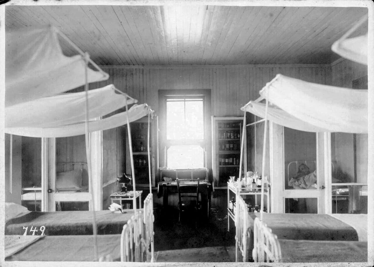 Enfermaria do Hospital Candelária em 1910: leitos com mosquiteiros e luz entrando pela janela ao fundo.
