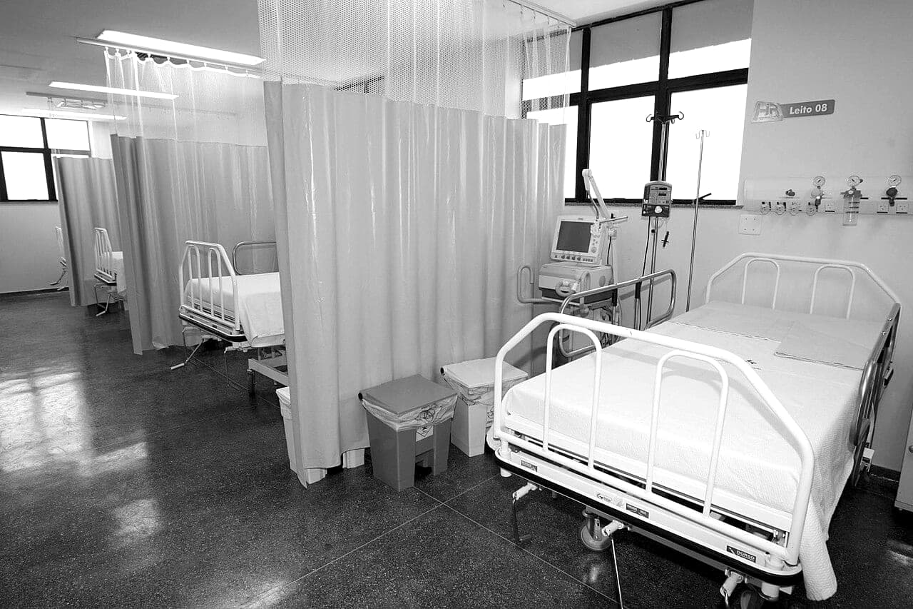 Leito de UTI vazio, com cortinas e monitor, em hospital do SUS em Irecê, na Bahia.